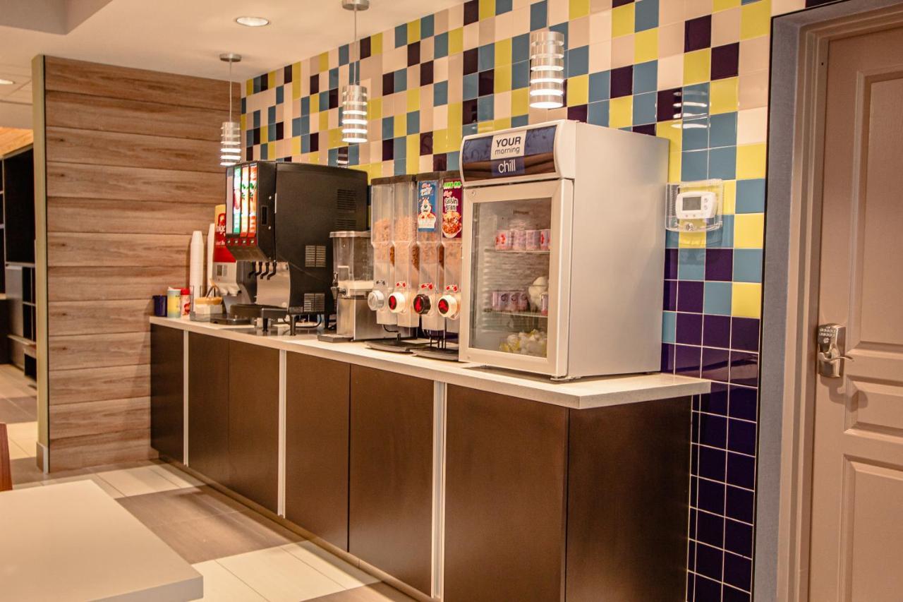 Days Inn & Suites By Wyndham Fort Myers Near Jetblue Park Eksteriør bilde