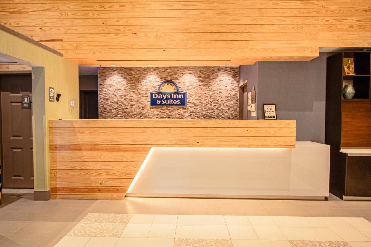 Days Inn & Suites By Wyndham Fort Myers Near Jetblue Park Eksteriør bilde
