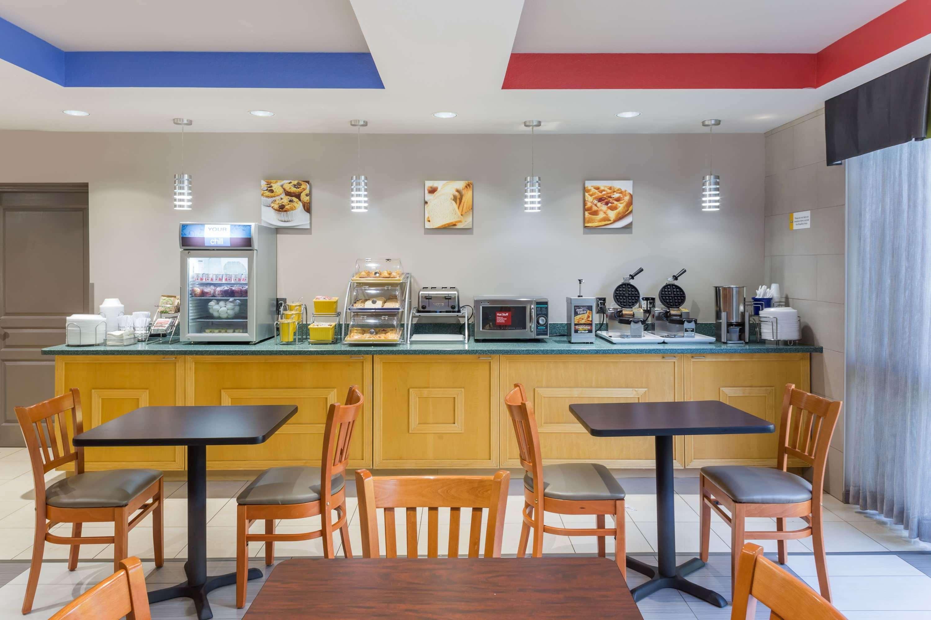 Days Inn & Suites By Wyndham Fort Myers Near Jetblue Park Eksteriør bilde