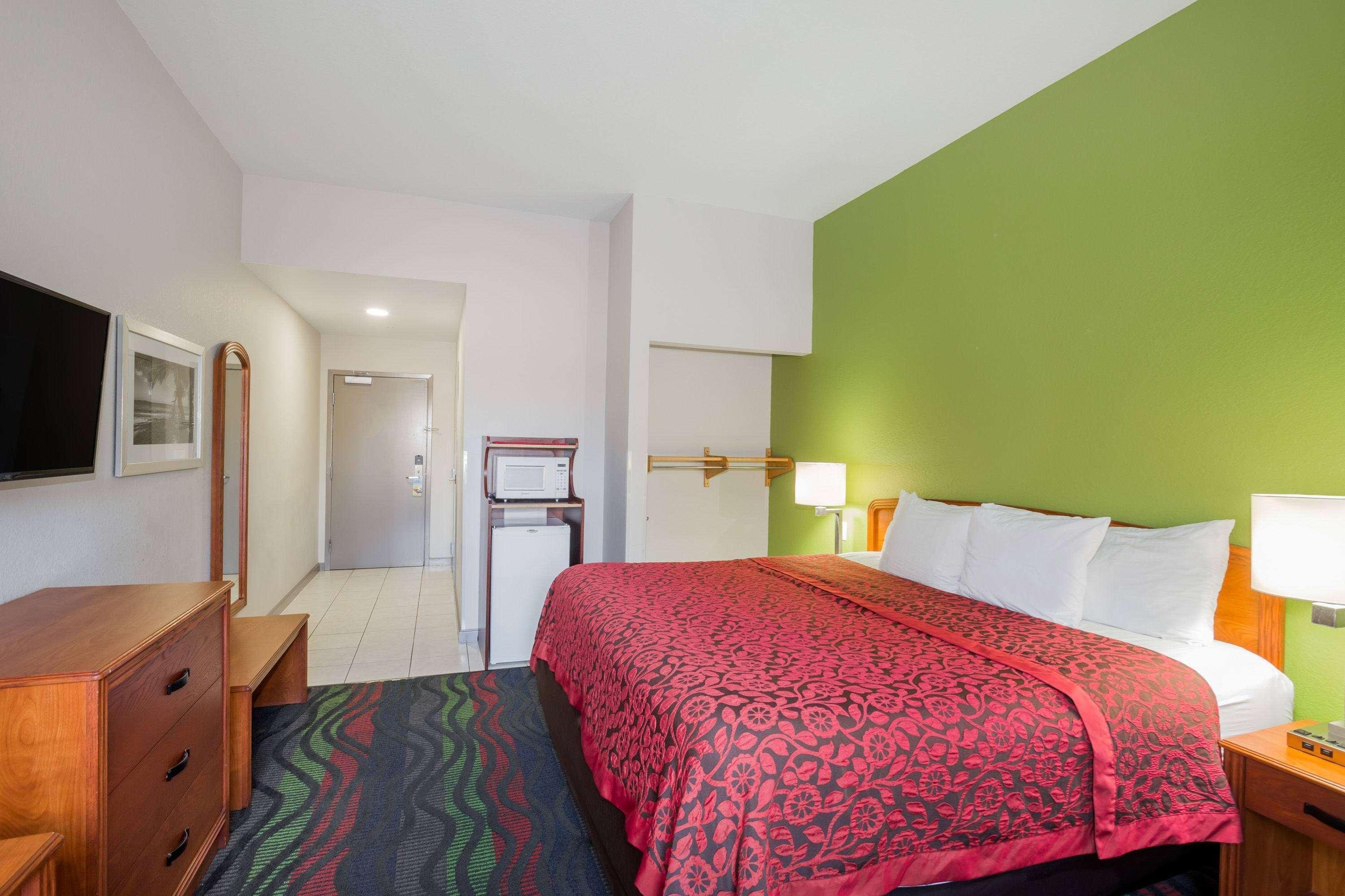 Days Inn & Suites By Wyndham Fort Myers Near Jetblue Park Eksteriør bilde