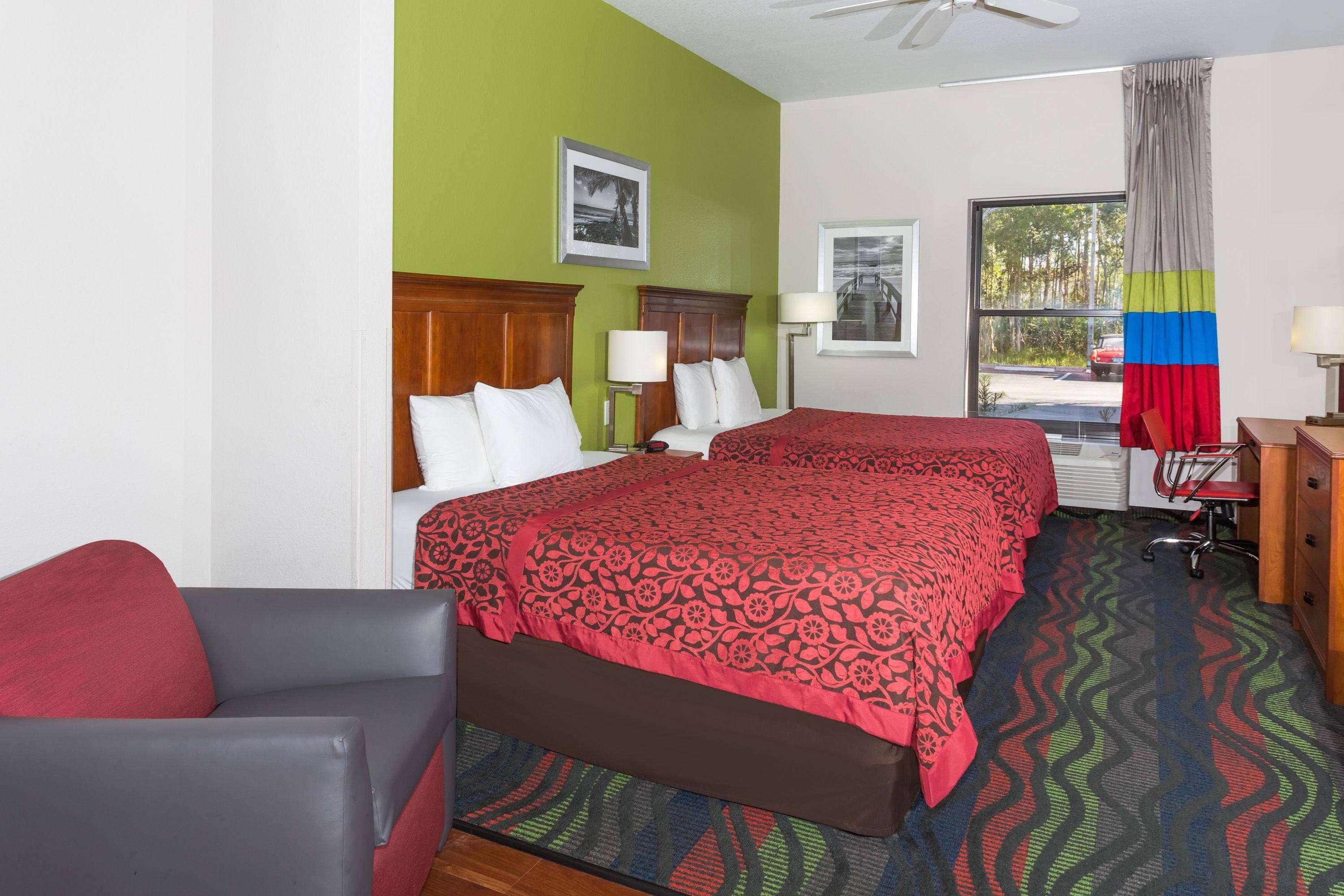 Days Inn & Suites By Wyndham Fort Myers Near Jetblue Park Eksteriør bilde
