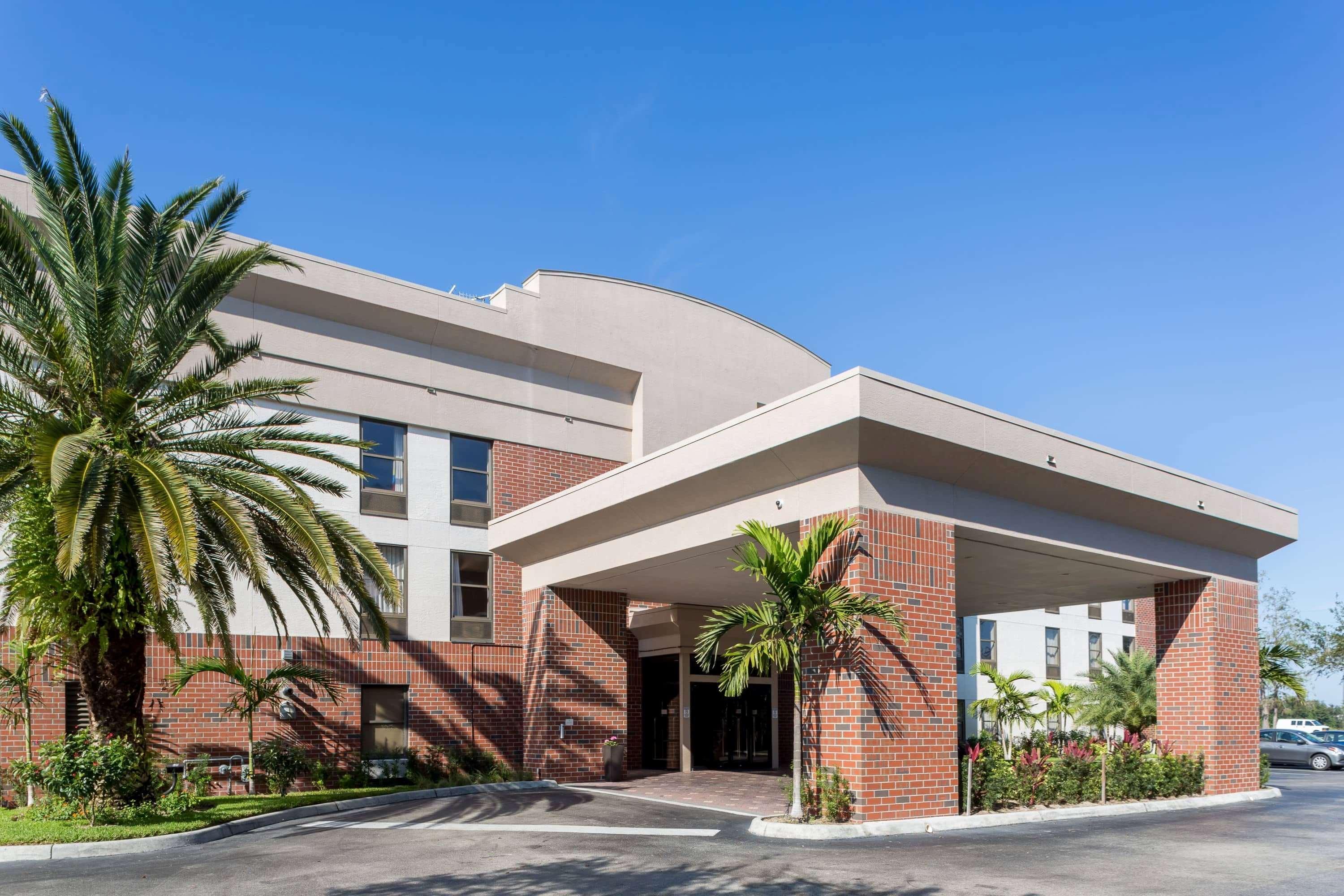 Days Inn & Suites By Wyndham Fort Myers Near Jetblue Park Eksteriør bilde