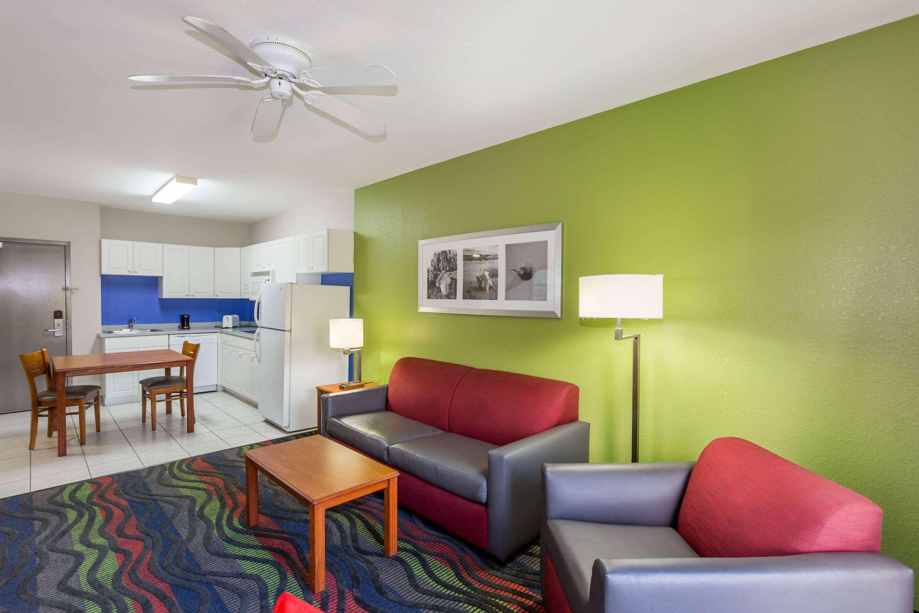 Days Inn & Suites By Wyndham Fort Myers Near Jetblue Park Eksteriør bilde