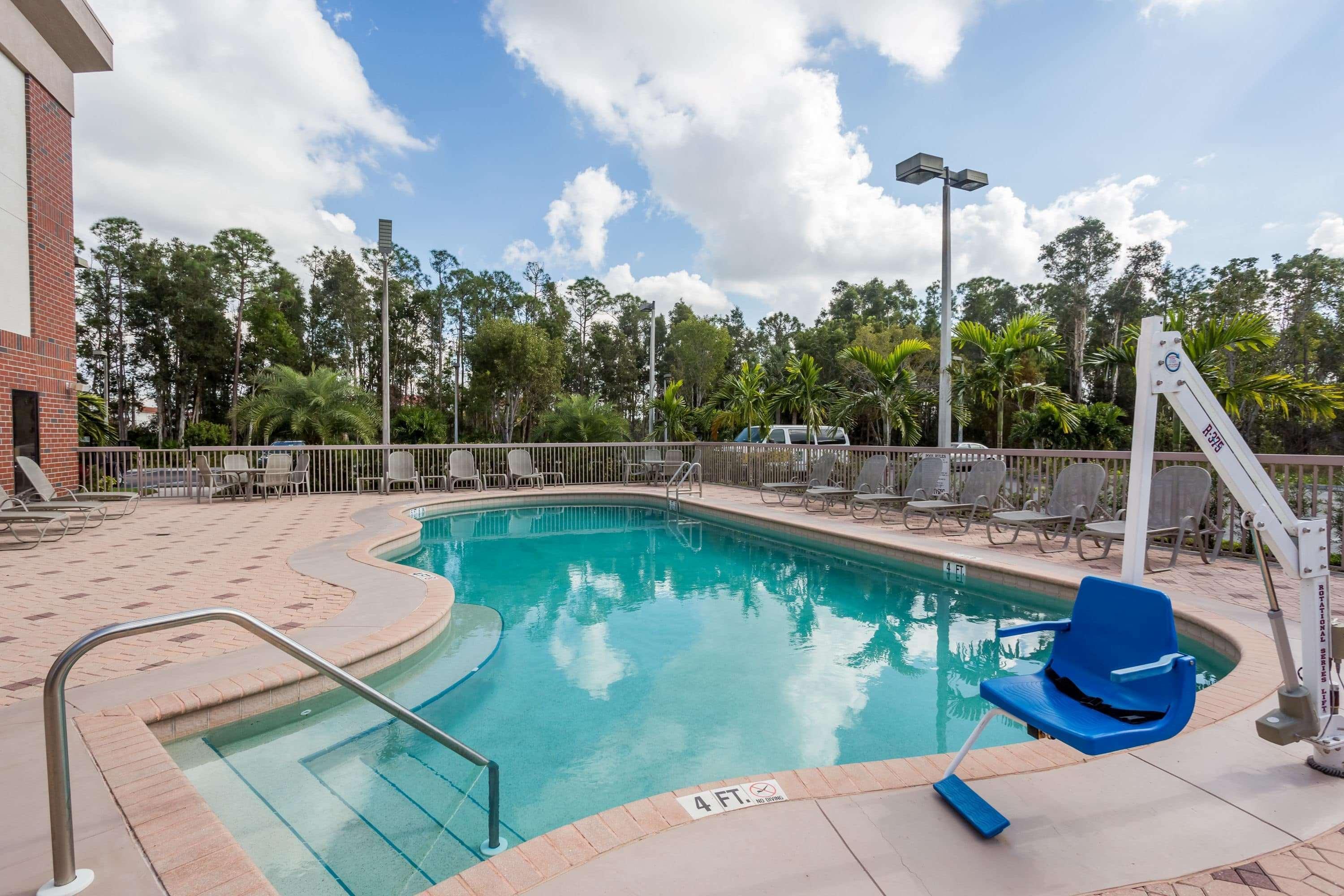 Days Inn & Suites By Wyndham Fort Myers Near Jetblue Park Eksteriør bilde