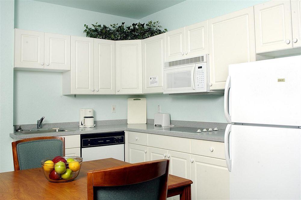 Days Inn & Suites By Wyndham Fort Myers Near Jetblue Park Rom bilde