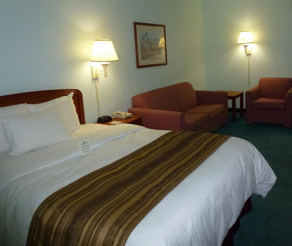 Days Inn & Suites By Wyndham Fort Myers Near Jetblue Park Rom bilde