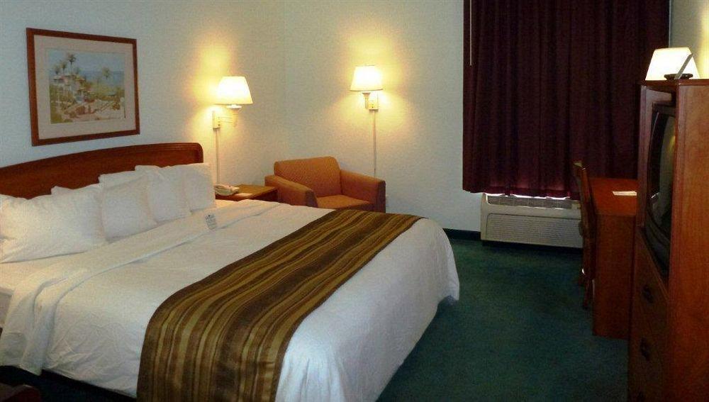 Days Inn & Suites By Wyndham Fort Myers Near Jetblue Park Eksteriør bilde
