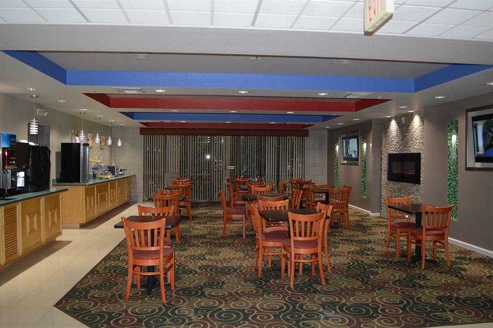 Days Inn & Suites By Wyndham Fort Myers Near Jetblue Park Eksteriør bilde
