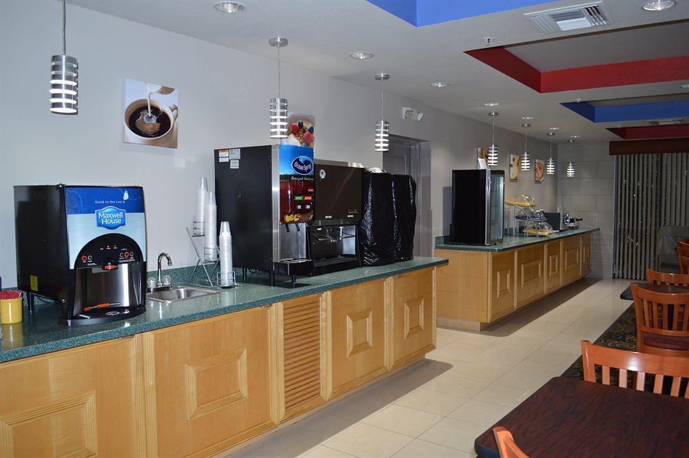 Days Inn & Suites By Wyndham Fort Myers Near Jetblue Park Eksteriør bilde