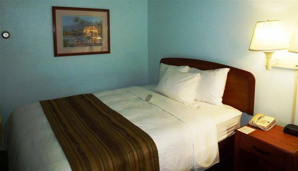 Days Inn & Suites By Wyndham Fort Myers Near Jetblue Park Eksteriør bilde