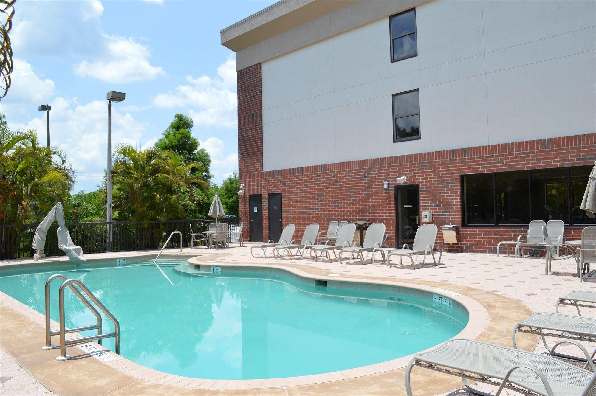 Days Inn & Suites By Wyndham Fort Myers Near Jetblue Park Eksteriør bilde