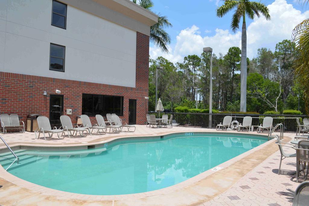 Days Inn & Suites By Wyndham Fort Myers Near Jetblue Park Eksteriør bilde