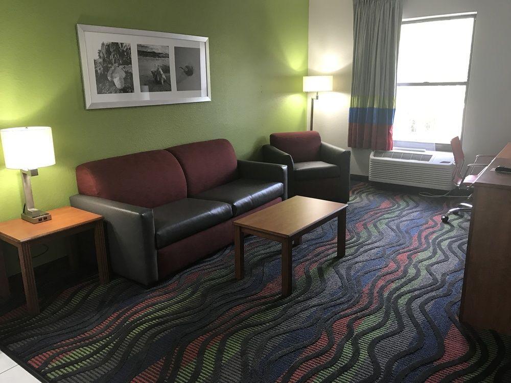 Days Inn & Suites By Wyndham Fort Myers Near Jetblue Park Eksteriør bilde